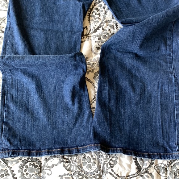 Torrid - Relaxed Boot - Distressed Jeans - Picture 5 of 5